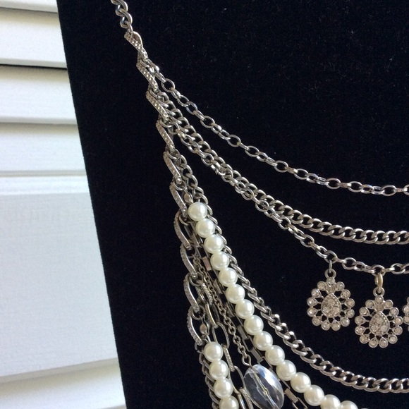 Fashion Jewelry Necklace w/Pearls & Rhinestones. Pretty. - Picture 5 of 9